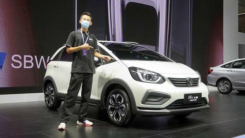 国产suv翻车视频,惊险瞬间！国产SUV翻车事故现场直击