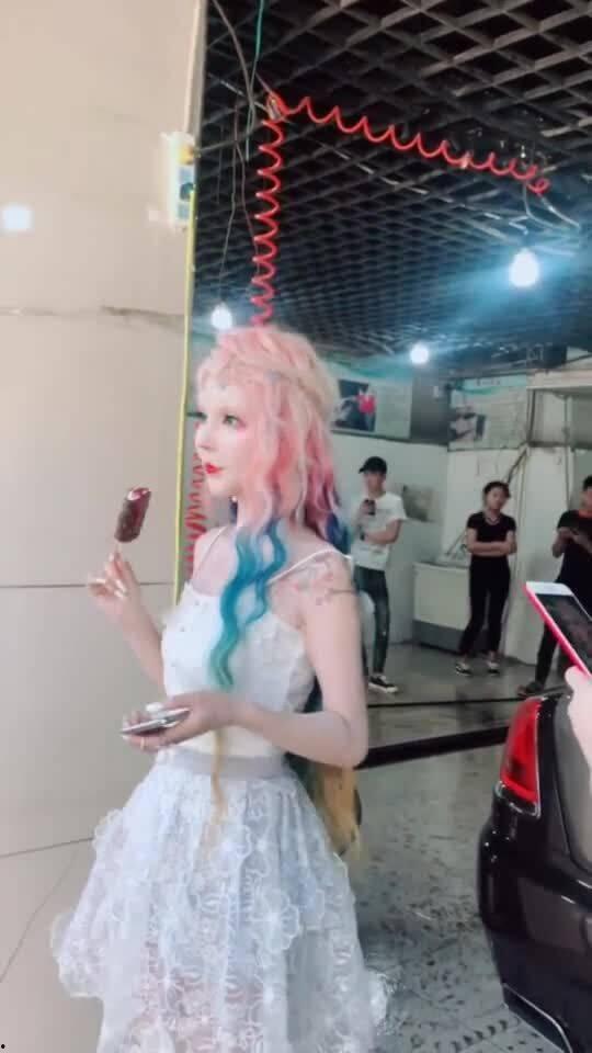 国产吃雪糕视频,甜蜜瞬间，见证国货崛起