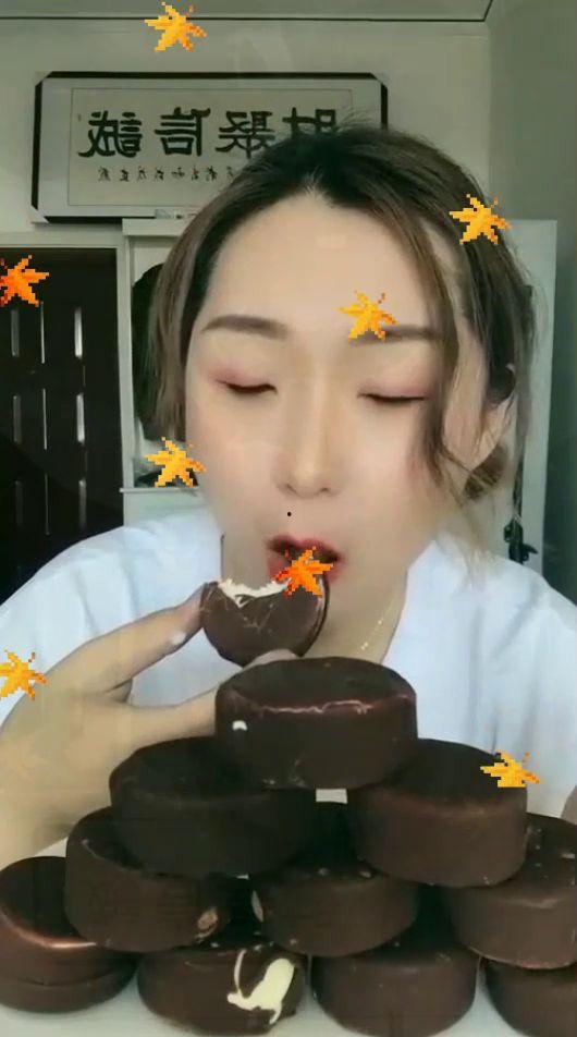 国产吃雪糕视频,甜蜜瞬间，见证国货崛起